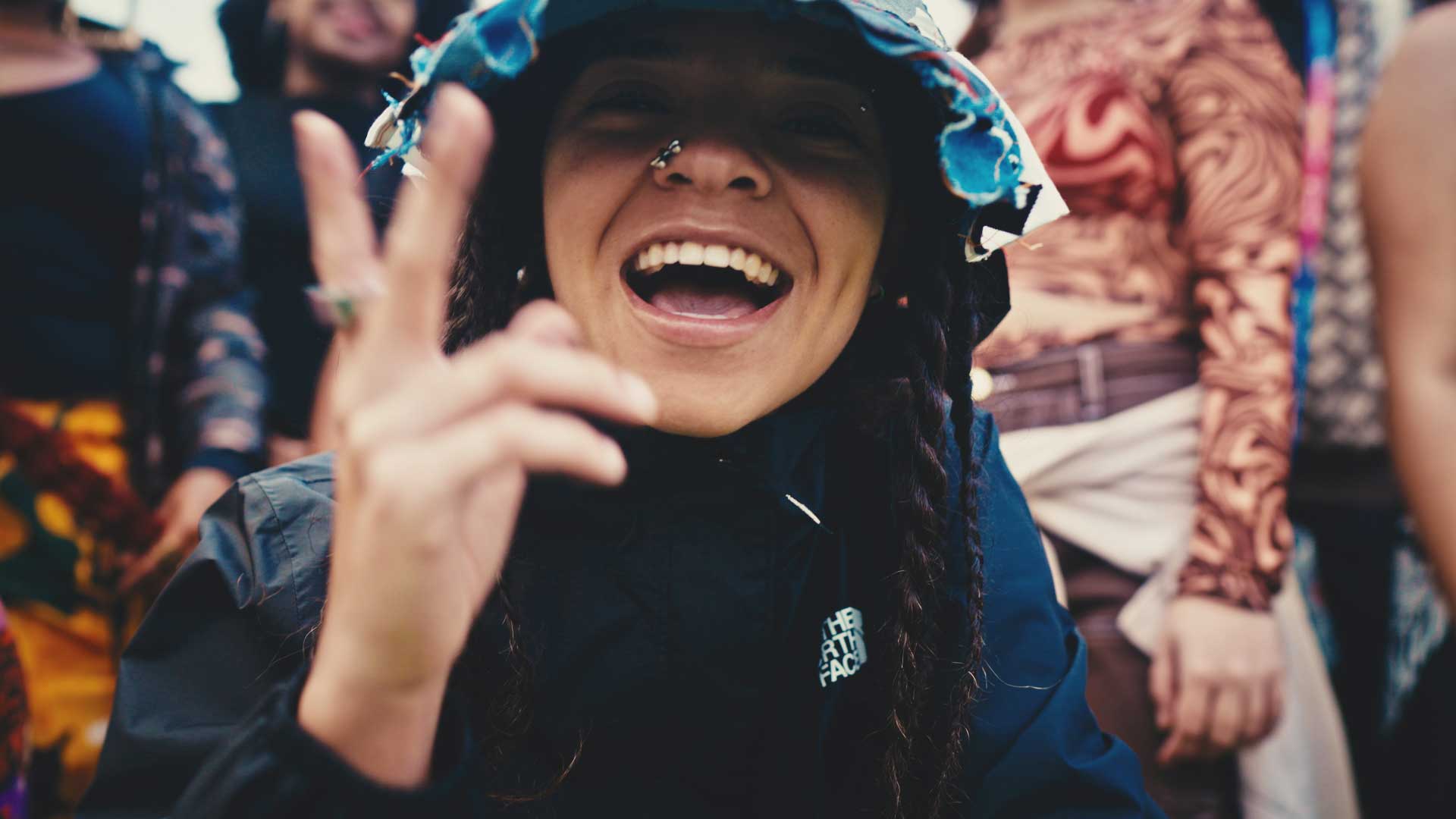 Pessoa curtindo um festival