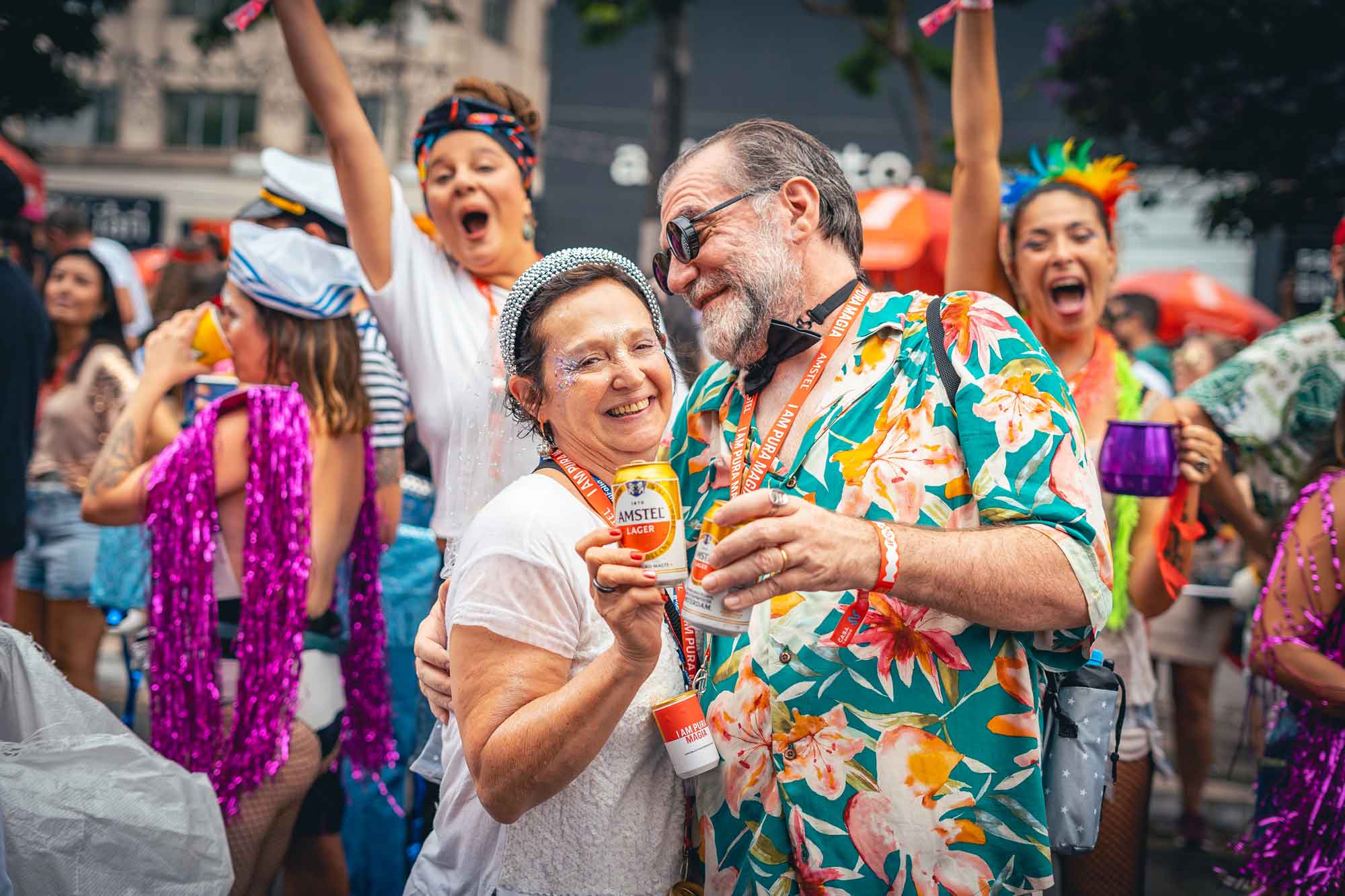 Casal no carnaval brindando com Amstel