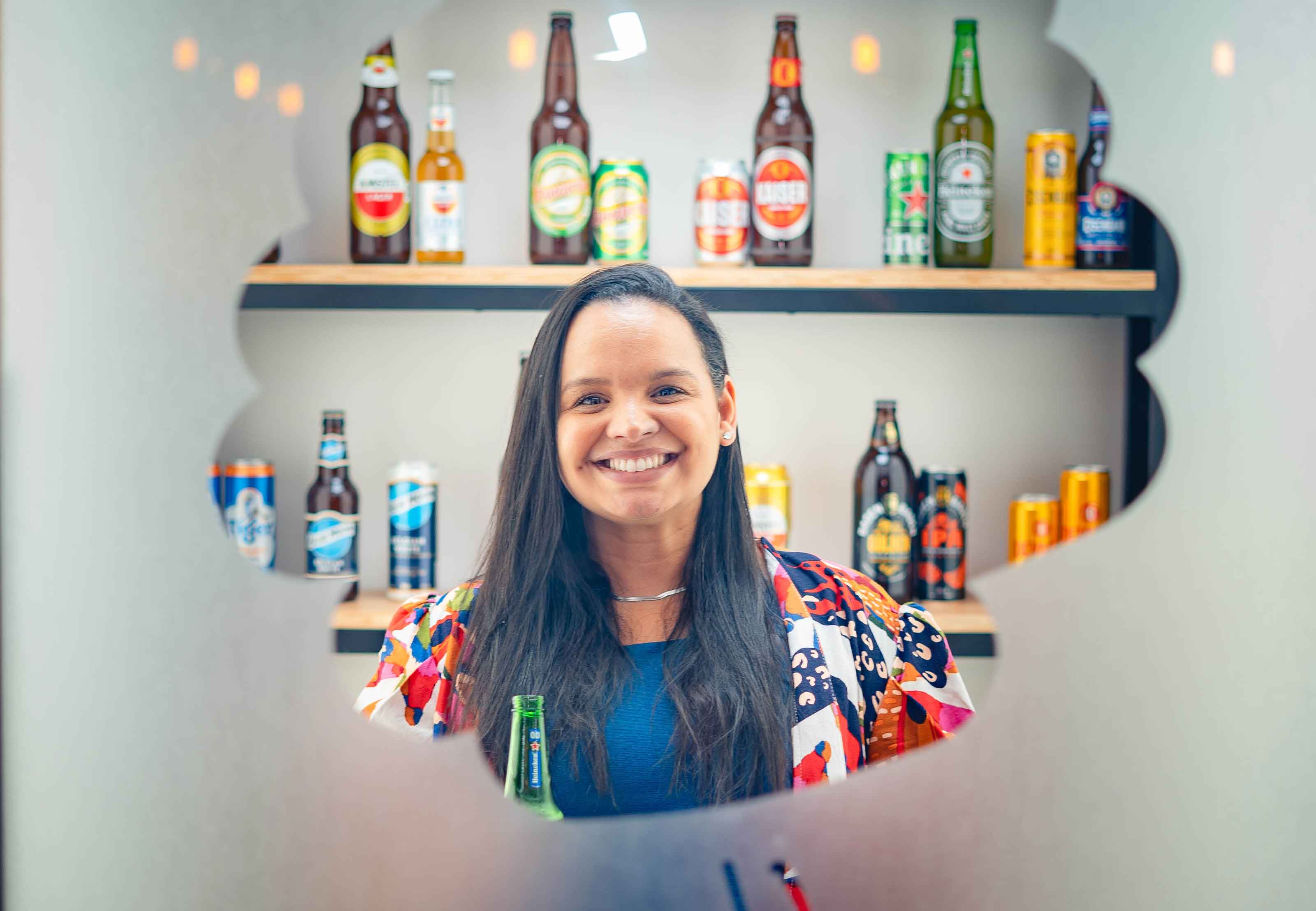 Vidro geladeira com mulher sorridente